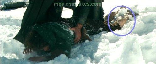 Trong phim Chúa nhẫn I, khi Frodo trượt ngã trên tuyết và được Boromir thó mất chiếc nhẫn, trong cảnh này, người xem sẽ nhận thấy chiếc tất chân bảo vệ diễn viên lộ ra rất rõ, chiếc tất có tác dụng giúp chân không bị lạnh khi đi trong tuyết thật.